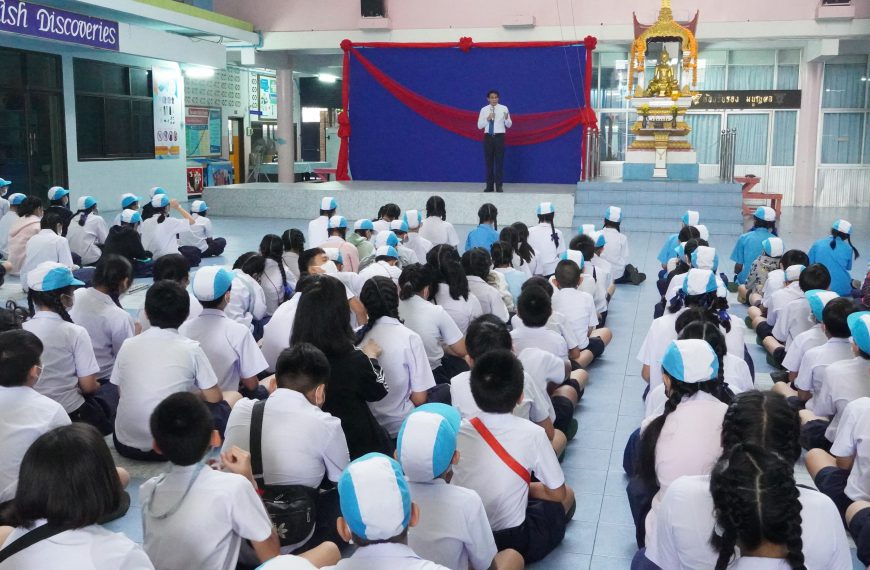 นายวิเชียร สุขจันทร์ ผู้อำนวยการโรงเรียนอนุบาลวัดนางนอง พบปะและให้โอวาทแก่นักเรียน