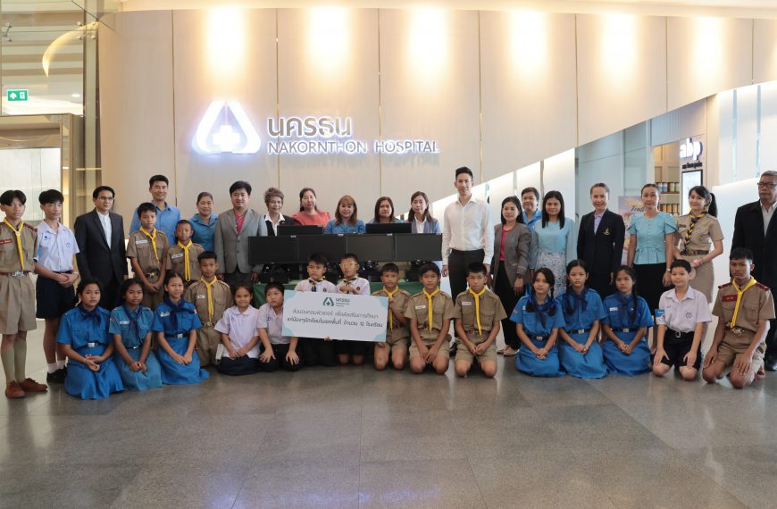 โรงพยาบาลนครธนบริจาคเครื่องคอมพิวเตอร์เพื่อการศึกษา