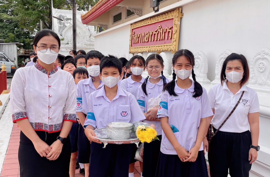 เข้าวัด ทำบุญ ตักบาตร เนื่องในวันพระ