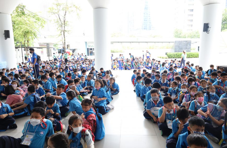 นักเรียนชั้นประถมศึกษาปีที่ 2 และ 3 ทัศนศึกษา ณ ศูนย์วิทยาศาสตร์เพื่อการศึกษา ท้องฟ้าจำลอง กรุงเทพฯ