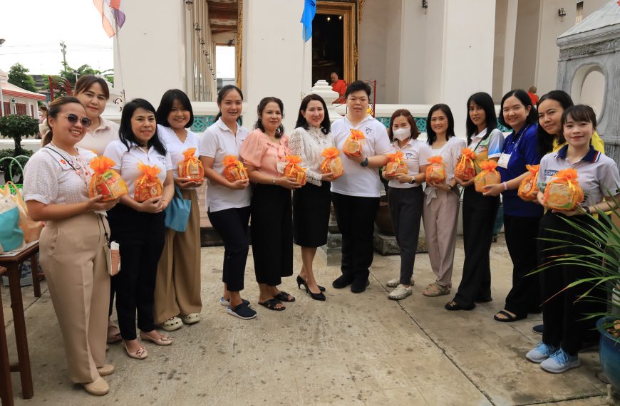 โรงเรียนอนุบาลวัดนางนองร่วมตักบาตรเทโวโรหณะ ในวันออกพรรษา ณ วัดนางนองวรวิหาร