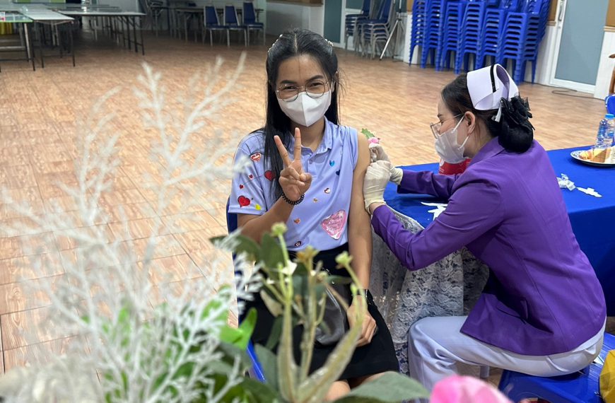 ผู้บริหาร คณะครู และบุคลากรทางการศึกษา โรงเรียนอนุบาลวัดนางนองรับการฉีดวัคซีนป้องกันโรคไข้หวัดใหญ่ จ…