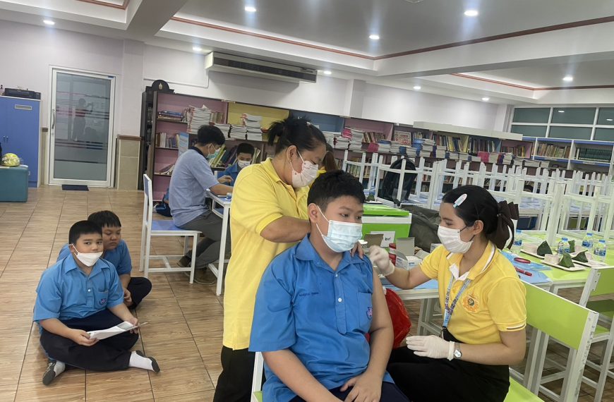 งานอนามัยโรงเรียนดำเนินการฉีดวัคซีนป้องกันโรคคอตีบ บาดทะยัก นักเรียนชั้นประถมศึกษาปีที่ 6 โดยเจ้าหน้…