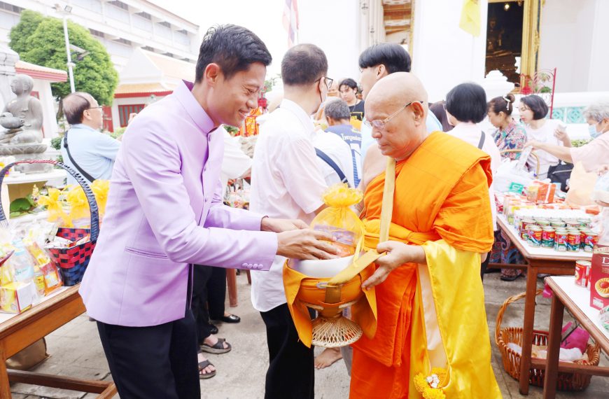โรงเรียนอนุบาลวัดนางนองร่วมตักบาตรเทโวโรหณะ เนื่องในวันออกพรรษา ณ วัดนางนองวรวิหาร
