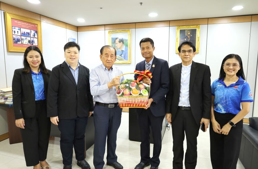ผู้บริหารโรงเรียนอนุบาลวัดนางนอง เข้าพบคุณสำเริง มนูญผล ผู้มีอุปการคุณแก่โรงเรียนอนุบาลวัดนางนอง
