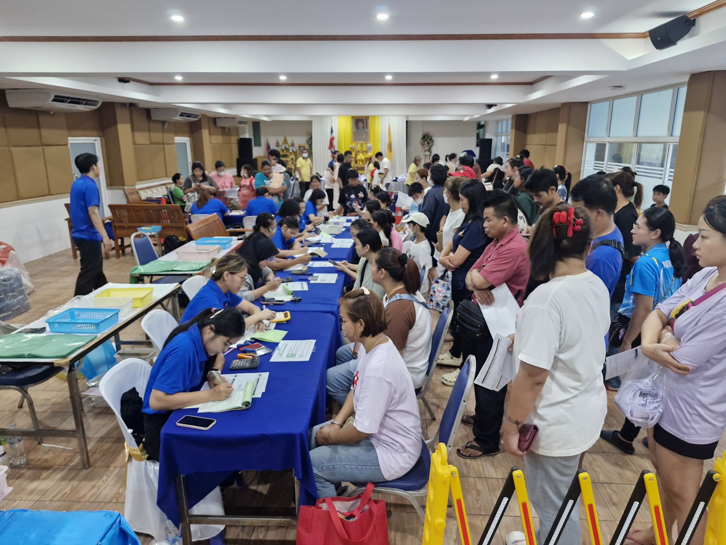 จำหน่ายเสื้อผ้า และอุปกรณ์การเรียน เตรียมเปิดเทอม 2568