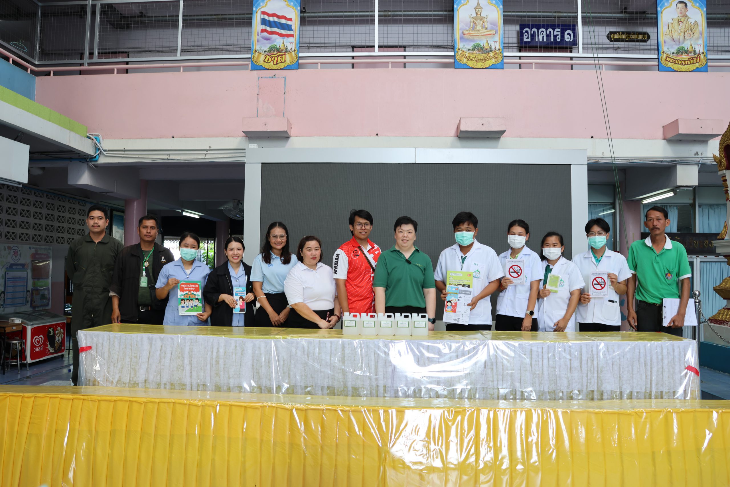 โรงเรียนอนุบาลวัดนางนอง รับการตรวจสุขลักษณะทางกายภาพของโรงอาหาร พร้อมทั้งสำรวจและทำลายแหล่งเพาะพันธุ…
