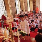 นักเรียน ชั้นประถมศึกษาปีที่ 4 โรงเรียนอนุบาลวัดนางนอง เข้าพิธีแสดงตนเป็นพุทธมามกะ ณ วัดนางนองวรวิหาร ซึ่งเป็นกิจกรรมหนึ่งในโครงการ “วิถีพุทธ วิถีธรรม นำชีวี” 