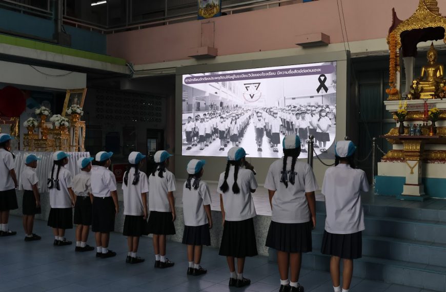 ผู้บริหาร และคณะครูโรงเรียนอนุบาลวัดนางนอง ร่วมให้การต้อนรับนักเรียนทุกระดับชั้น ในการเปิดเรียนเป็นว…