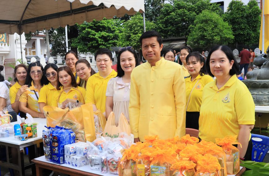 โรงเรียนอนุบาลวัดนางนองร่วมตักบาตรเทโวโรหณะ ในวันออกพรรษา ณ วัดนางนองวรวิหาร