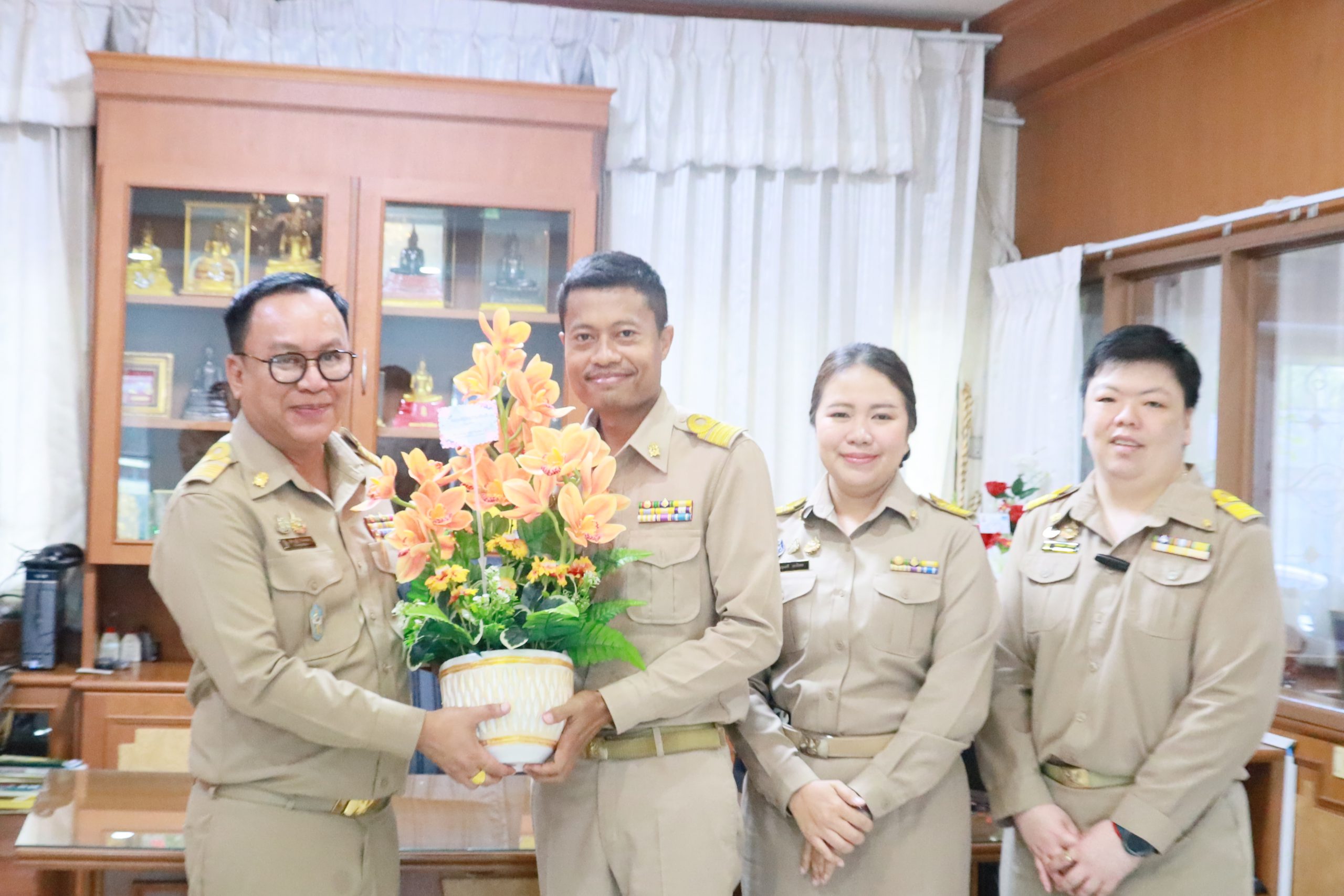 ร่วมแสดงความยินดี กับ ดร.พีราวุฏฐ์ พิมพ์รอด เนื่องในโอกาสย้ายมาดำรงตำแหน่งผู้อำนวยการสถานศึกษา โรงเร…