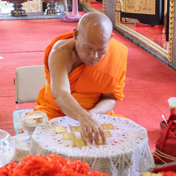 พิธีอธิษฐานจิต ของที่ระลึกผ้าป่าเพื่อการศึกษาณ พระอุโบสถ วัดนางนองวรวิหาร