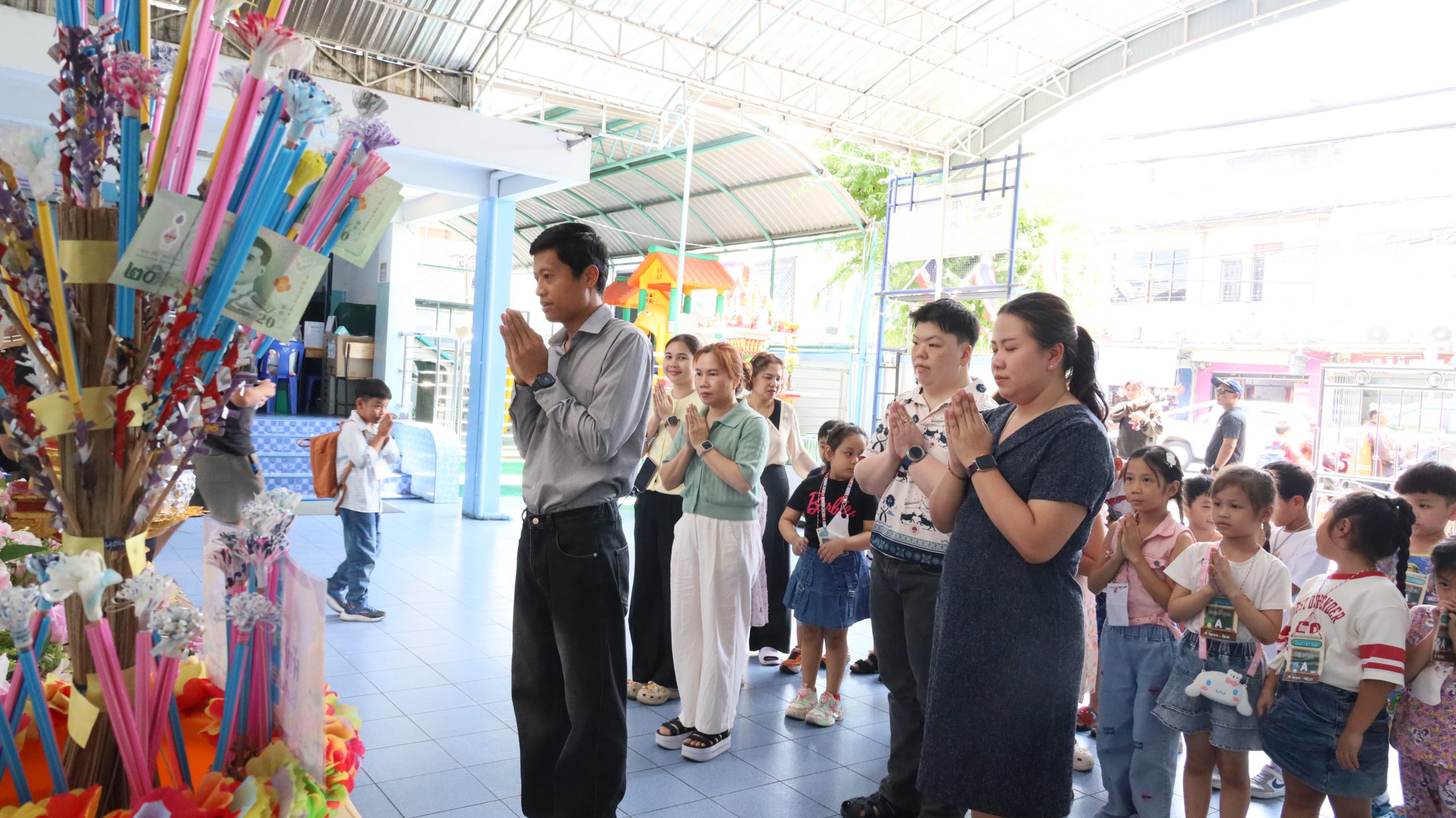 สรงน้ำพระพุทธรัตนกวีและรดน้ำขอพรสิ่งศักดิ์สิทธิ์ประจำโรงเรียน เนื่องในวันสงกรานต์ ประจำปี 2569