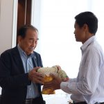ผู้บริหารและตัวแทนครูโรงเรียนอนุบาลวัดนางนอง รดน้ำขอพร คุณสำเริง มนูญผล ผู้มีอุปการะคุณโรงเรียนอนุบาลวัดนางนอง