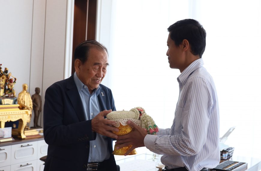 ผู้บริหารและตัวแทนครูโรงเรียนอนุบาลวัดนางนอง รดน้ำขอพร คุณสำเริง มนูญผล ผู้มีอุปการะคุณโรงเรียนอนุบา&hellip;