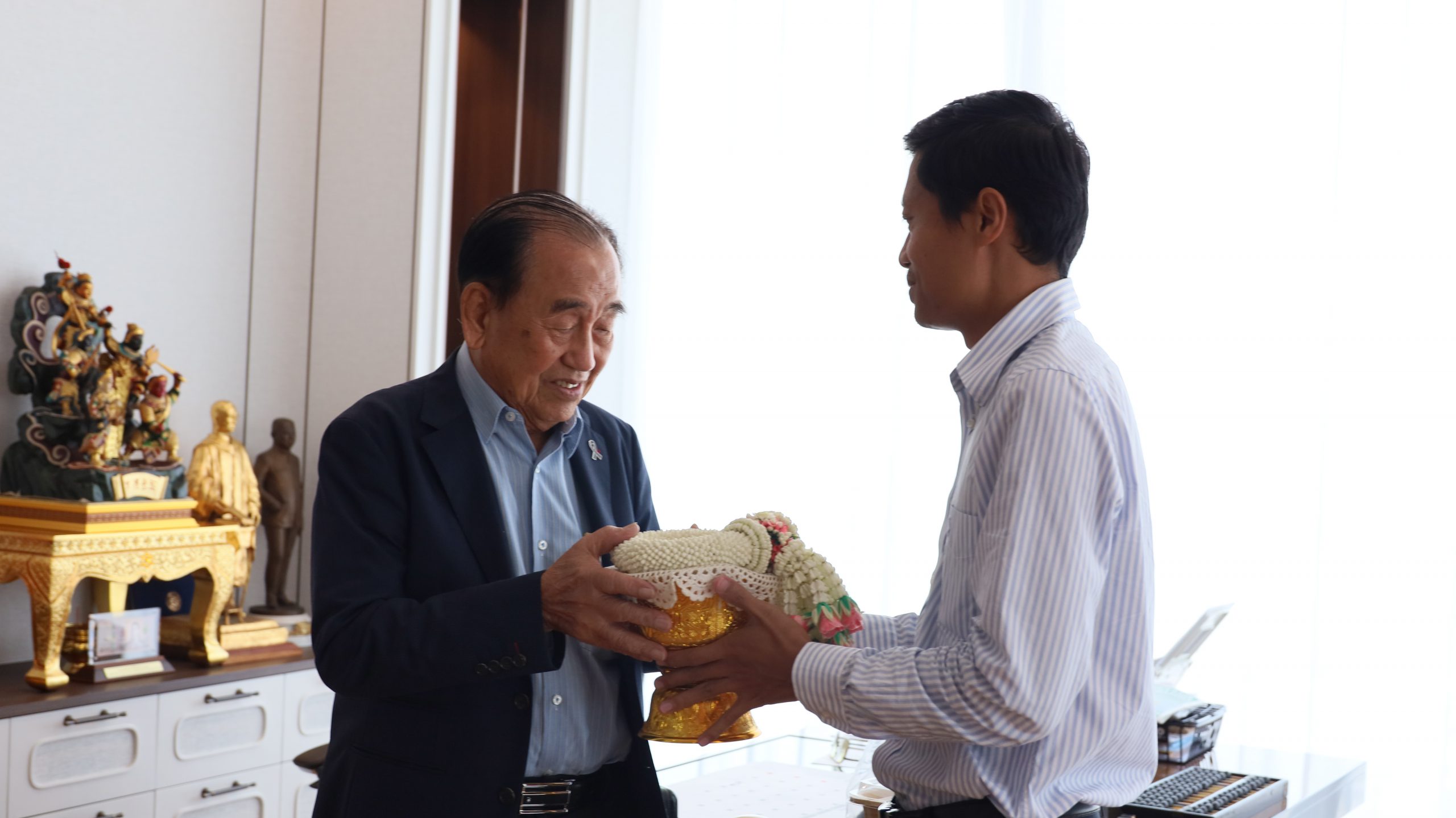 ผู้บริหารและตัวแทนครูโรงเรียนอนุบาลวัดนางนอง รดน้ำขอพร คุณสำเริง มนูญผล ผู้มีอุปการะคุณโรงเรียนอนุบา&hellip;